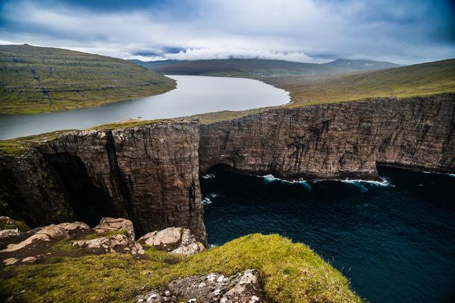 El lago Sørvágsvatn está en las islas Feroe.