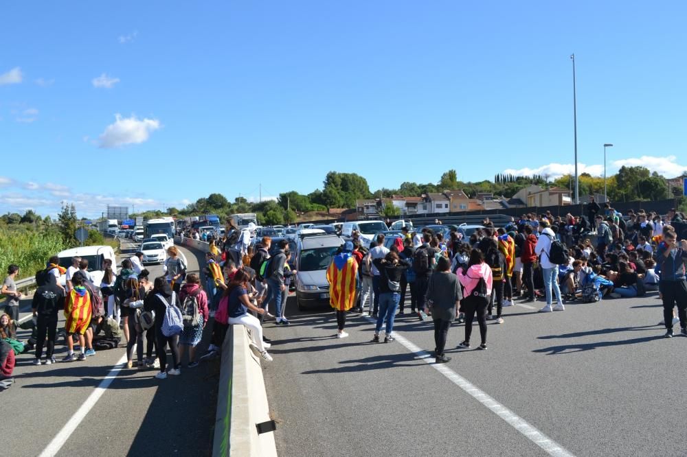 Els estudiants buiden les aules i tornen a tallar el trànsit a Manresa