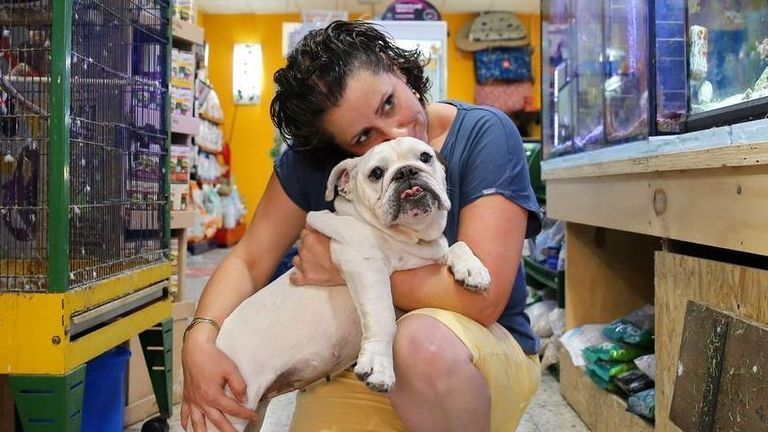 Una mujer sujeta una mascota