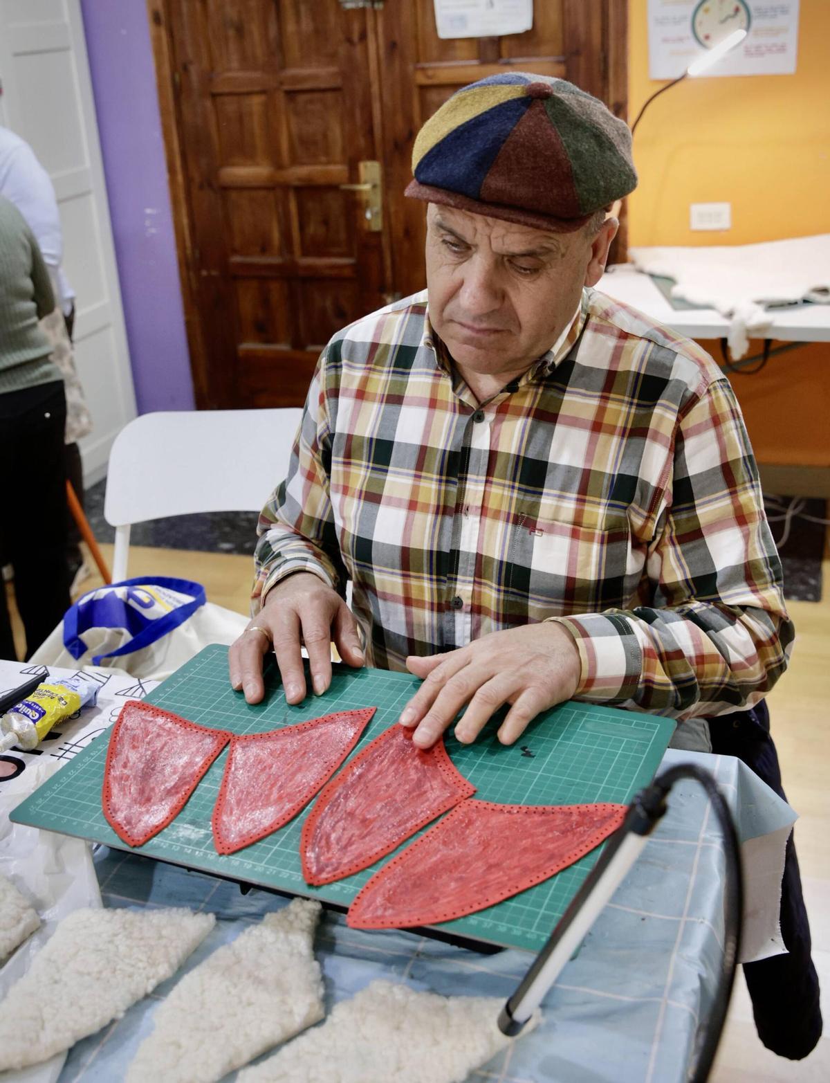 Cosido a mano y con alma en Mar de Niebla: “El cuero me salvó la vida y ahora quiero ayudar a otros”