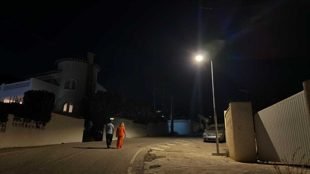 El Ayuntamiento de Calp refuerza la iluminación de varias calles con tecnología solar.