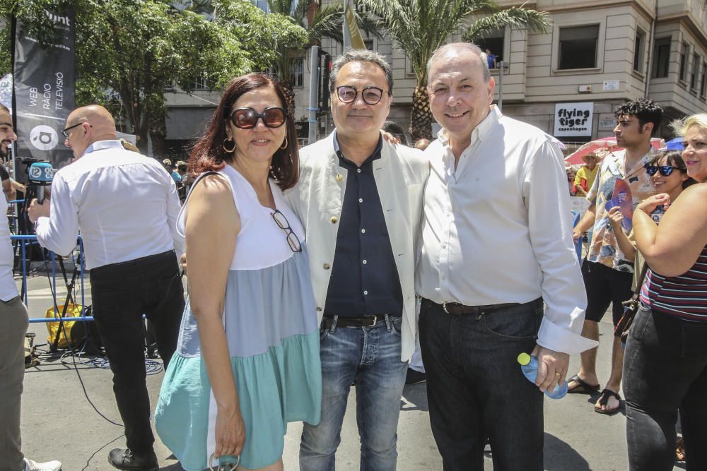 La pirotecnia Del Mediterráneo ofrece una mascletà marcada por la intensidad y con un potente terremoto final a dos alturas que ha provocado la rotura de un cristal del entorno de la plaza y daños en