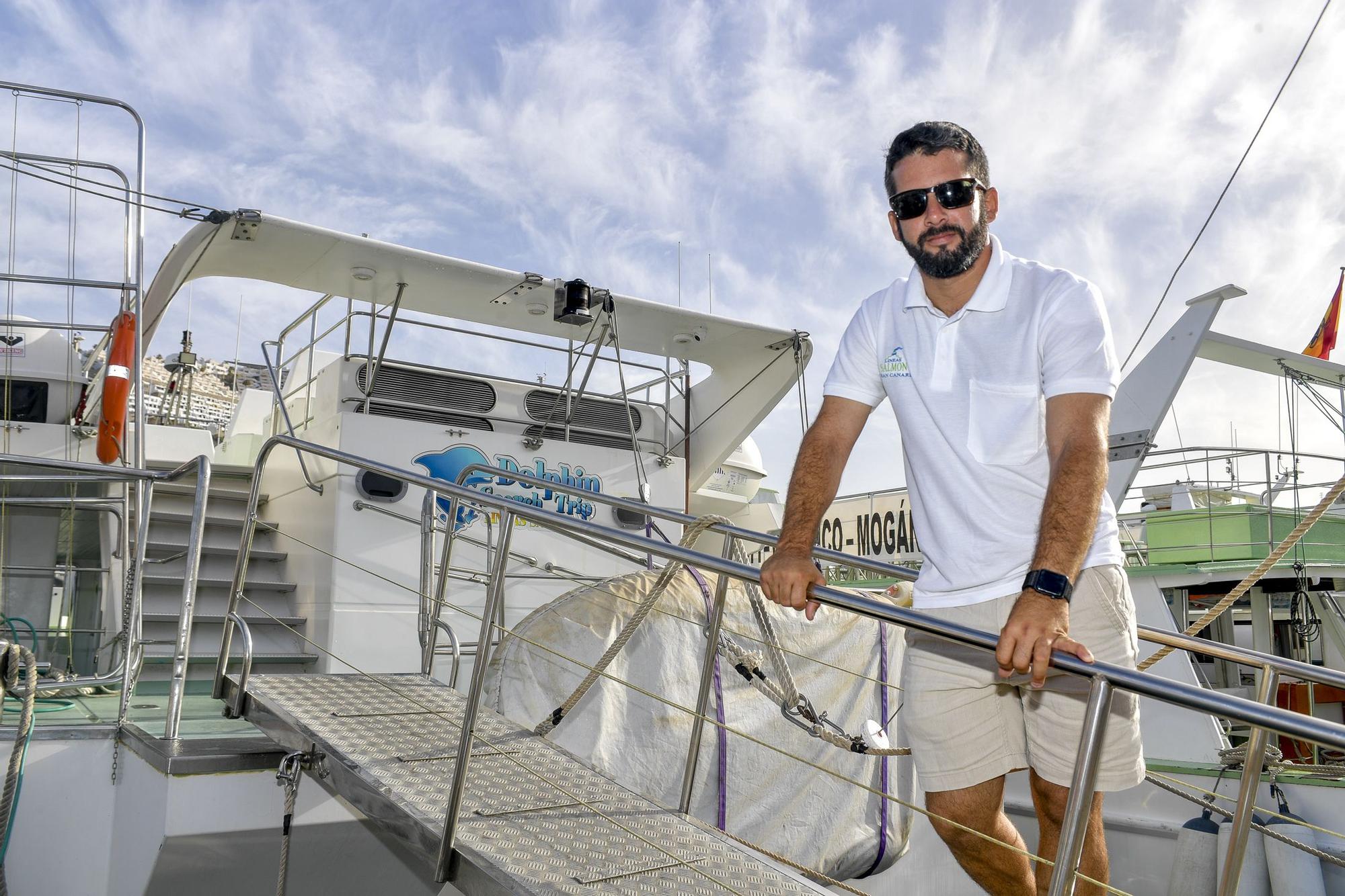 Josué Macías en la pasarela de acceso al barco unas horas antes de zarpar ocho millas mar adentro.