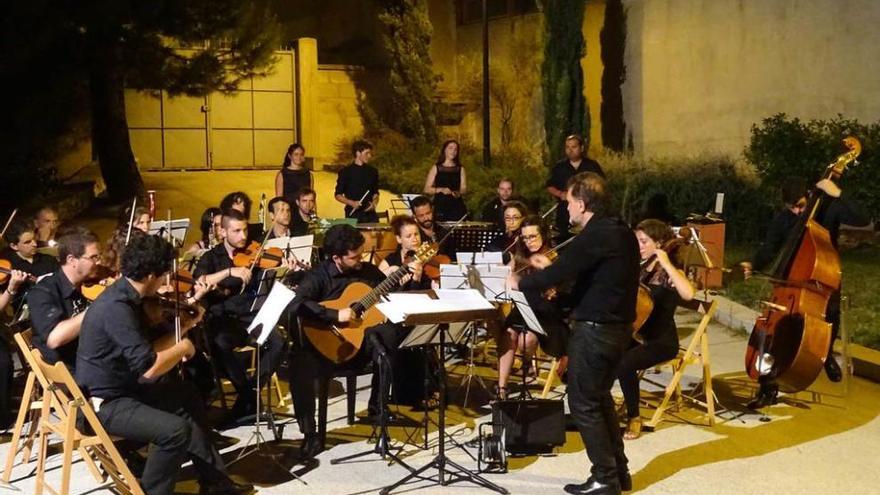 La Orquesta de Cámara de Siero, dirigida por Manuel Paz.