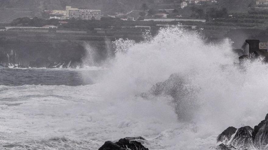 Vídeo de archivo de fuerte oleaje en la costa de Tenerife