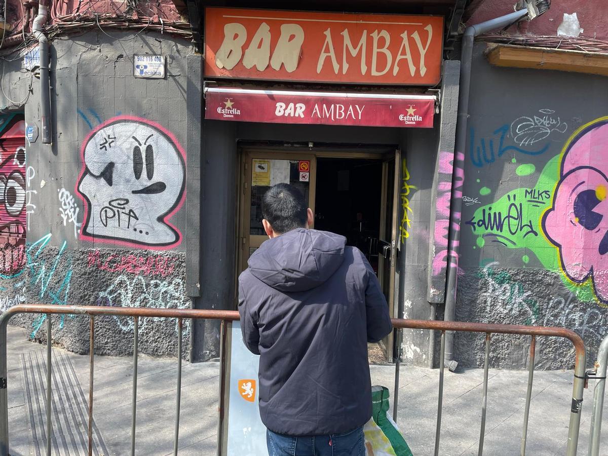 El propietario del bar Ambay mira al interior de su local, cerrado.