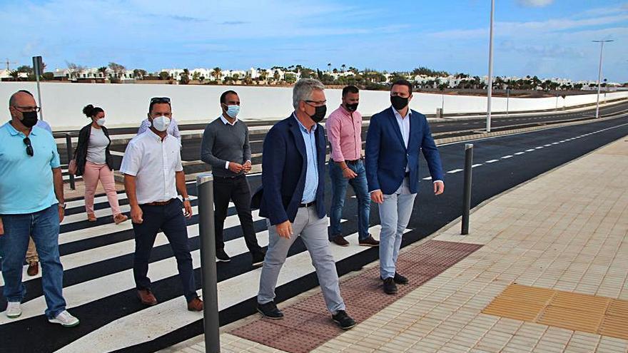 Alcalde y concejales durante la visita al vial en Playa Blanca, ayer. | | LP/DLP