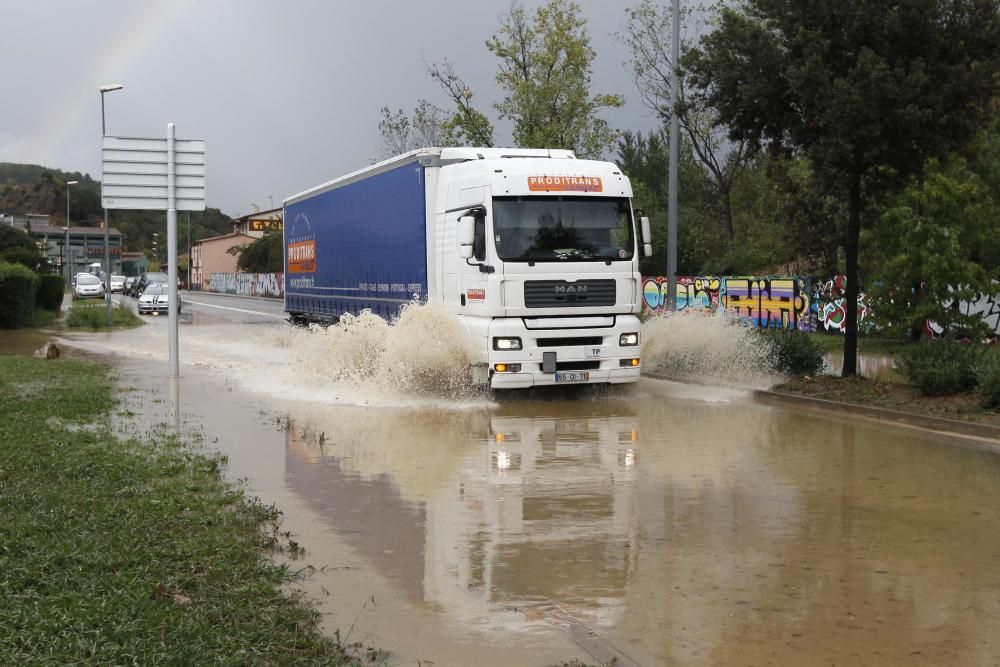 Un camió passa per una carretera plena d'aigua a Sant Julià de Ramis