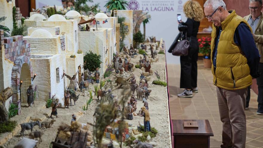 Abre un belén con 300 figuras artesanales en el Ayuntamiento de La Laguna