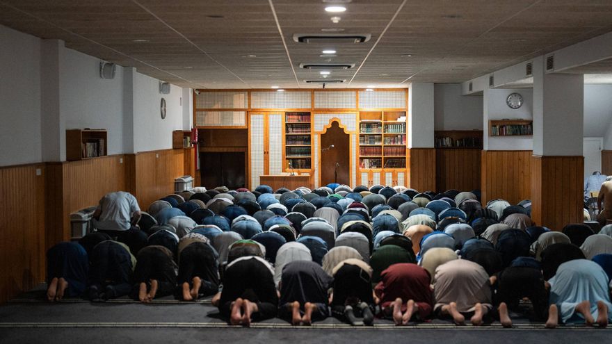 Uns cinquanta fidels resen a la mesquita de Vic, en una imatge d'arxiu.