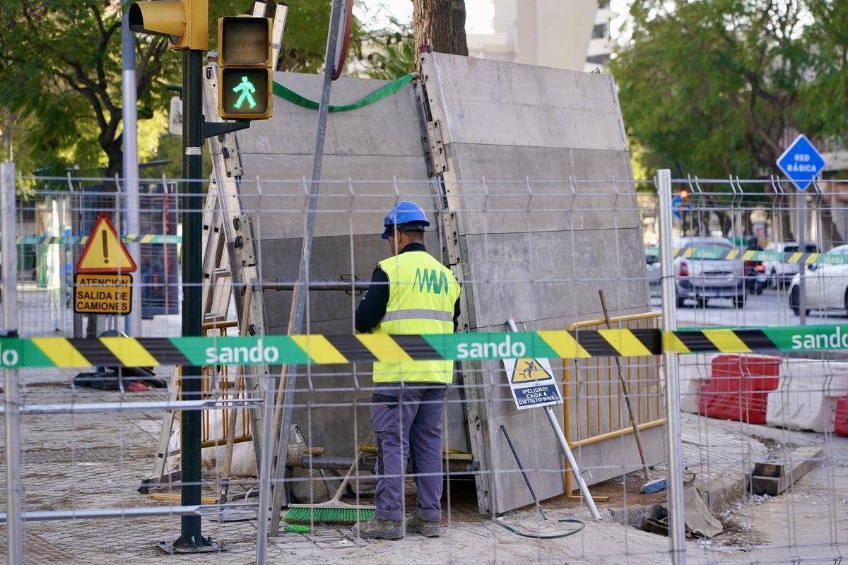 Obras en la calle Hilera para la prolongación del metro de Málaga hasta el Hospital Civil, en marzo de 2024.