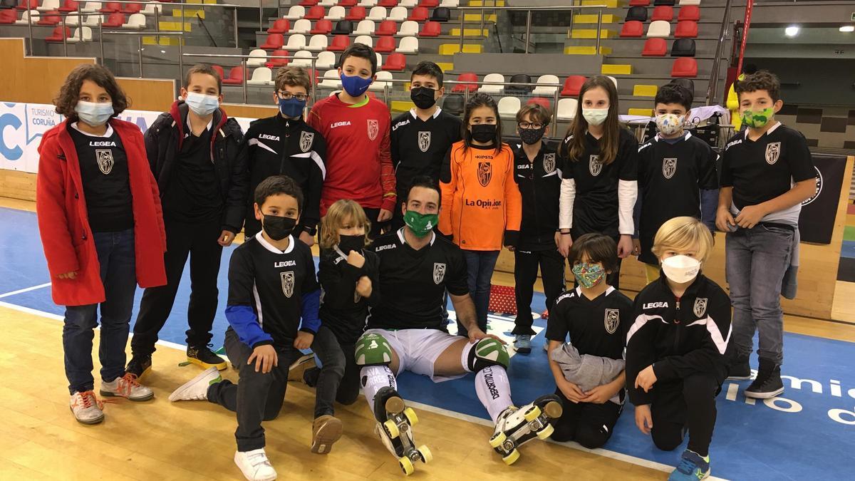 David Torres, con los niños del Riazor.