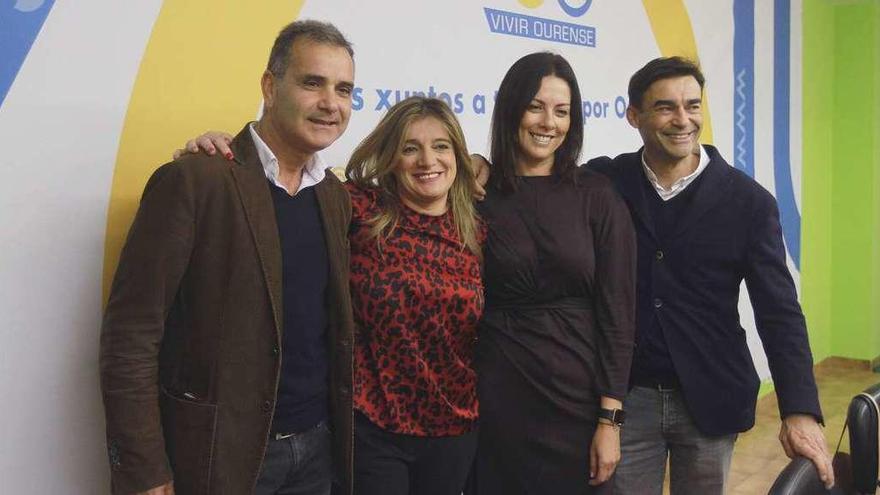 Jorge Bermello, a la derecha de la foto con otros miembros de su nuevo partido, Rosa Souto, Ana Carrera y Carlos Martiñá. // Iñaki Osorio