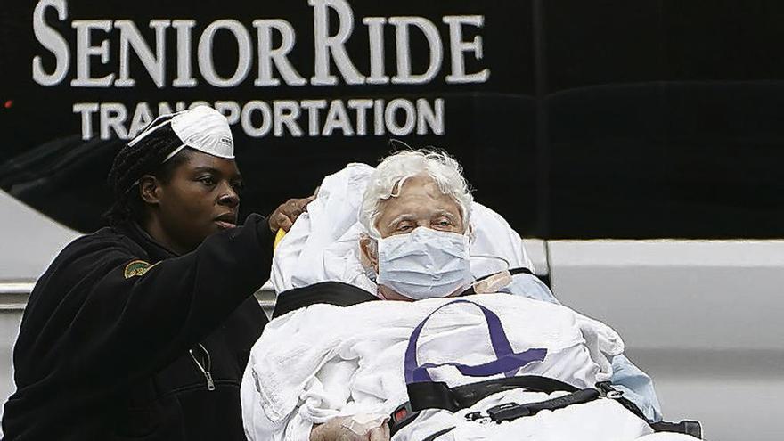 Traslado de una persona enferma a un hospital, ayer, en Manhattan.