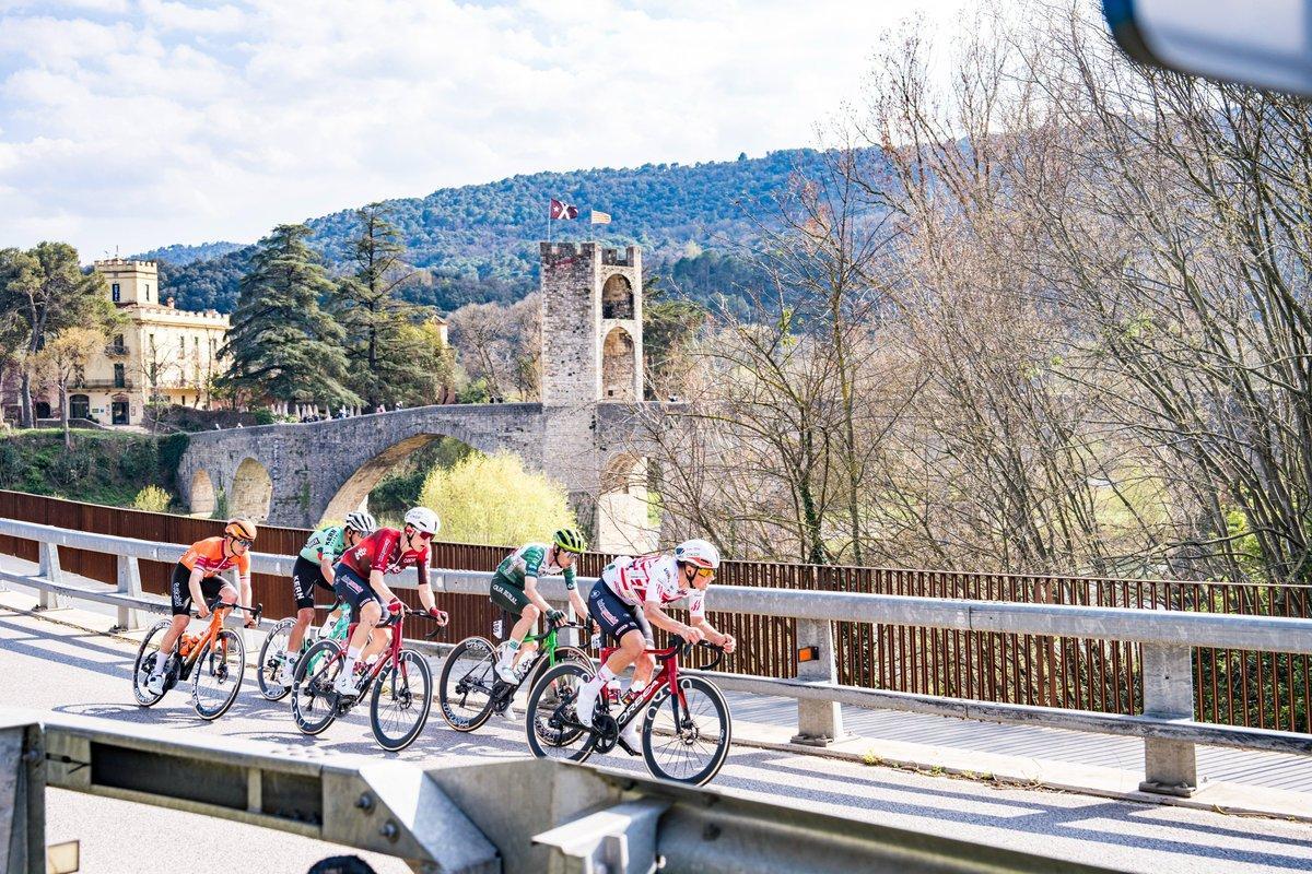 Los ciclistas de la Volta, durante la segunda etapa.