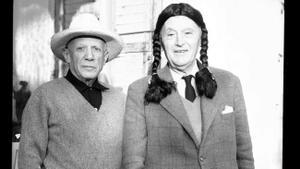Pablo Picasso y Daniel-Henry Kahnweiler, disfrazados, en la finca del pintor en Cannes.  