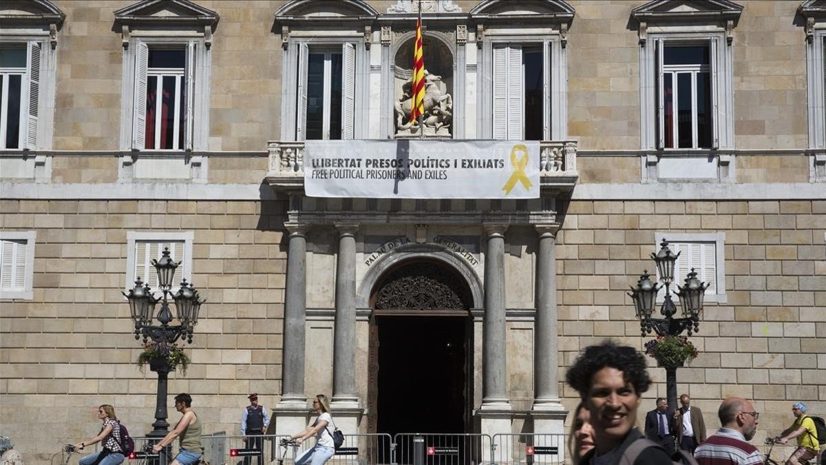 La pancarta a favor de los independentistas presos que cuelga del Palau de la Generalitat.