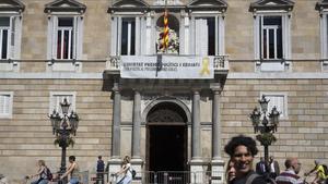 La pancarta a favor de los independentistas presos que cuelga del Palau de la Generalitat.