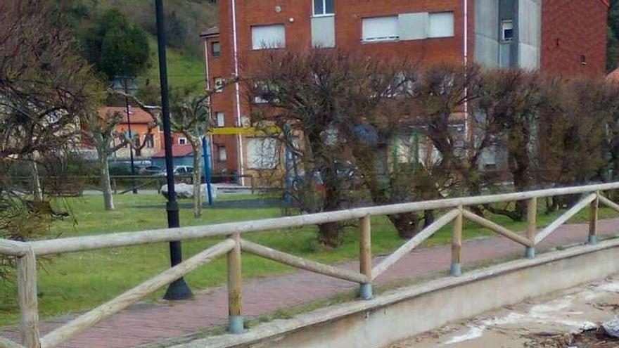 El agua de la ría, en el borde del parque de Zeluán.