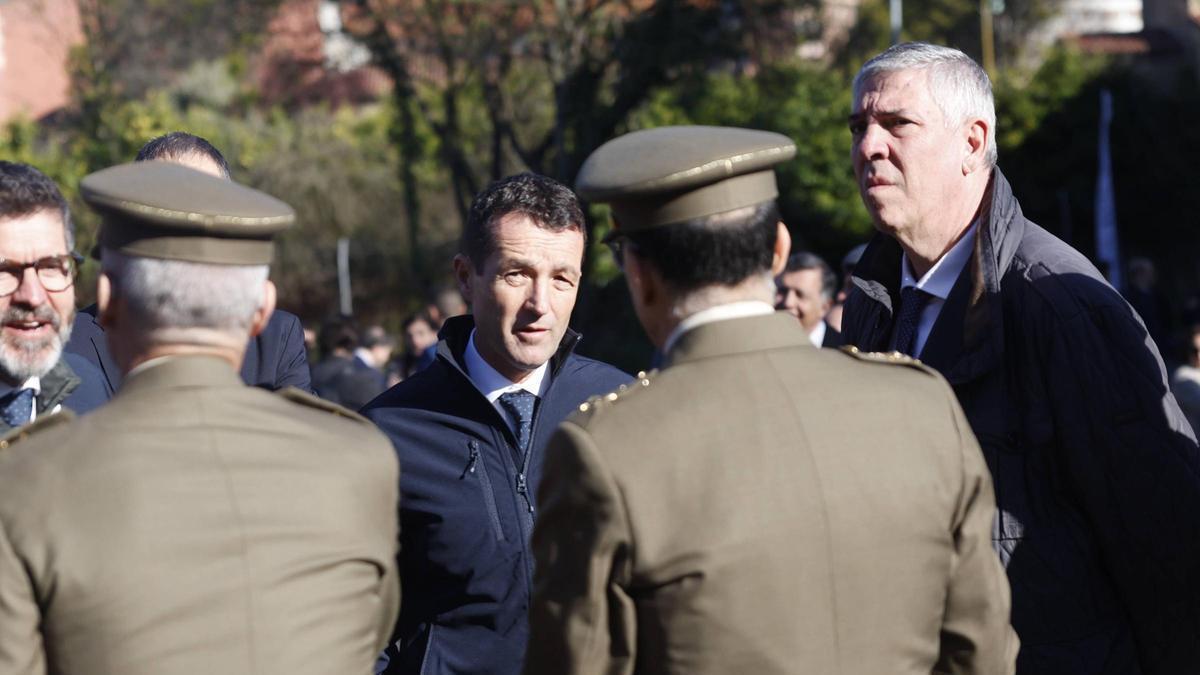 El expresidente de Indra, Ángel Escribano (en el centro), y el CEO, José Vicente de los Mozos, saludan a mandos militares en Oviedo, el pasado 17 de marzo.