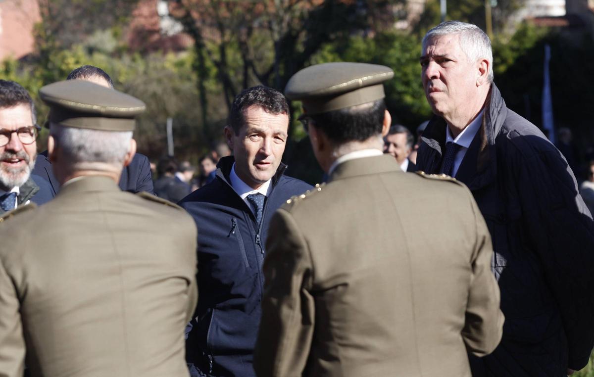 El expresidente de Indra, Ángel Escribano (en el centro), y el CEO, José Vicente de los Mozos, saludan a mandos militares en Oviedo, el pasado 17 de marzo.