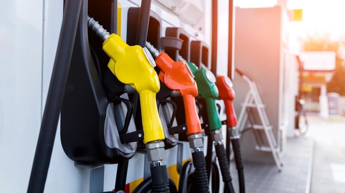 Bomba de gasolina que llena la boquilla de combustible en la gasolina.