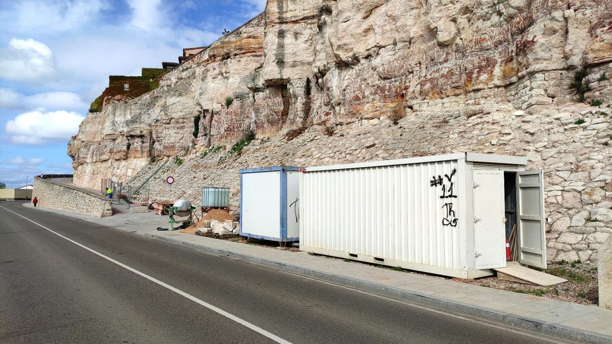 Operarios trabajan en los muros de Trascastillo.