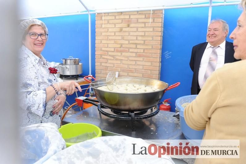 Reparto de buñuelos y chocolate en la ferretería de San Anton