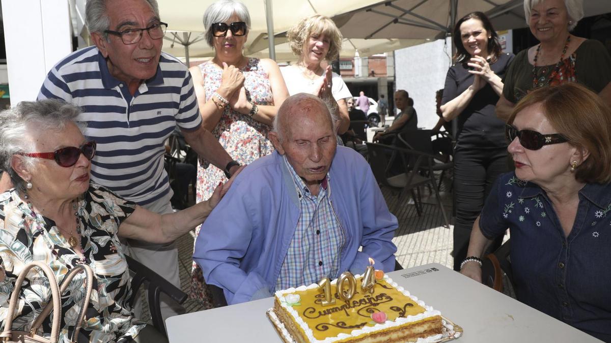 Raimundo Alonso en su 104 cumpleaños junto a toda su familia.
