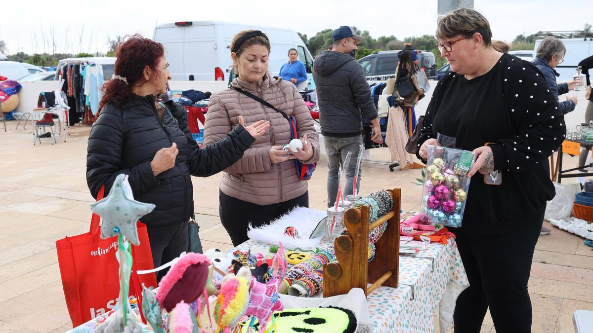 GALERÍA | Mercadillo de artículos de segunda mano en Jesús