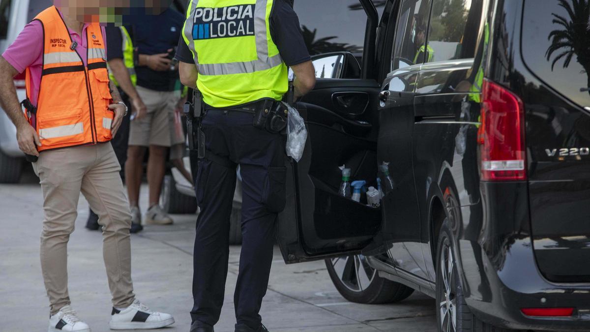 Imagen de archivo de un control conjunto de inspectores del Consell y policías locales contra el transporte ilegal.