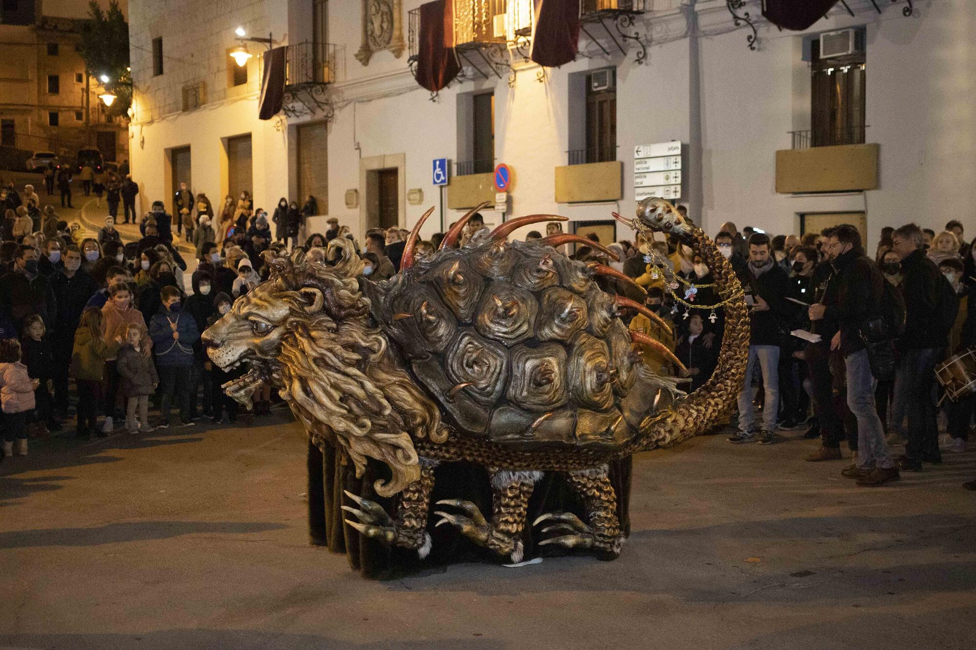 Ontinyent se vuelca en la "retreta" y el desfile de "Gegants i Cabets" por las fiestas de la Purísima