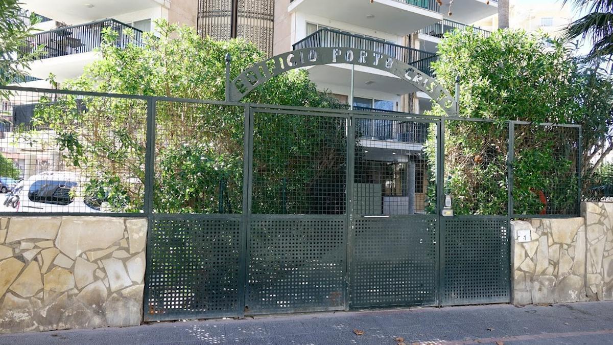 Entrada del edificio Porto Cristo donde ocurrió el fatal accidente doméstico del niño.