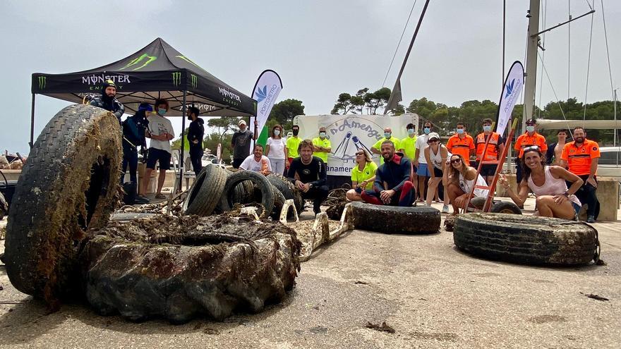 Voluntarios retiran 1.600 kilos de residuos del fondo marino de Portopetro