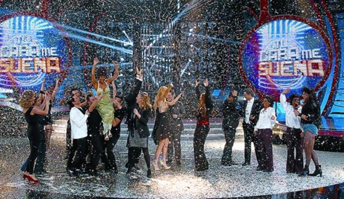 Els ballarins alcen Roko, guanyadora del concurs ’Tu cara me suena’, durant la gala final. Els ballarins alcen Roko, guanyadora del concurs ’Tu cara me suena’, durant la gala final.