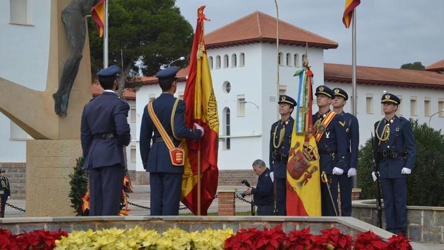 La bandera de Felipe VI ondea ya en la AGA