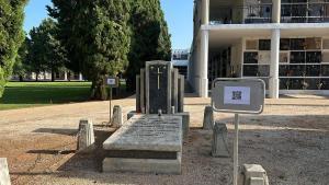 Los cógicos QR que ofrecen información sobre el genocida croata junto al panteón de Luburi en el cementerio de Carcaixent.
