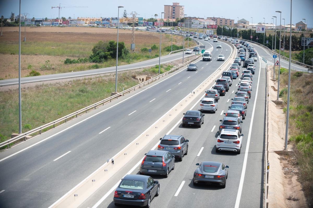 Retención de vehículos en la autovía RM-12 a la entrada a La Manga y a sus playas.