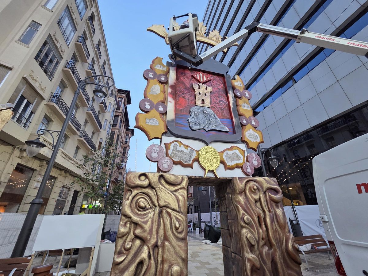 Montaje de la portalada de la barraca de Los Gorilas.