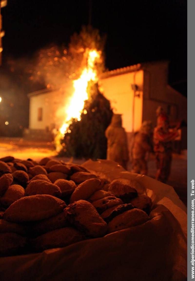 GALERÍA DE FOTOS -- Palanques convierte Sant Antoni en una gran fiesta