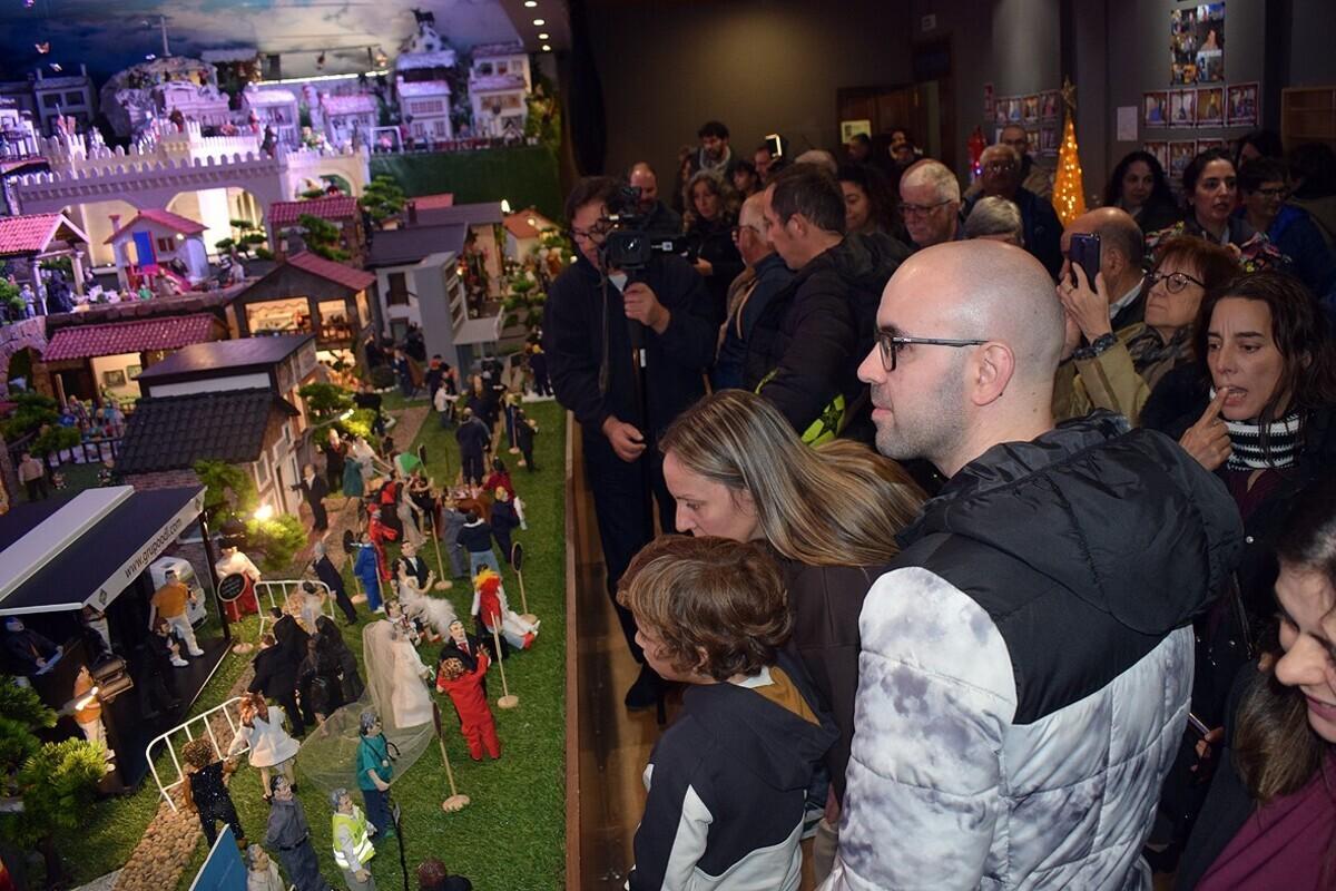 Visitantes durante la edición 2025-2026 del Belén de Valga