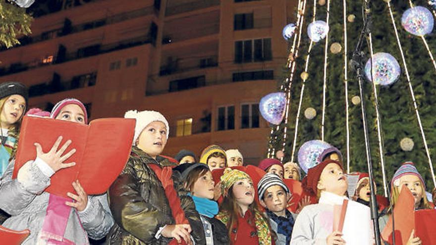 El Cor Infantil Ciutat d´Eivissa, en el encendido de luces en Vara de Rey en 2015.