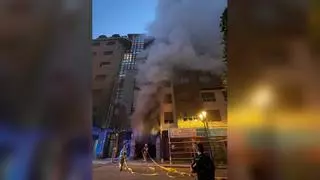 Varios vecinos de un edificio de Oviedo quedan atrapados por el humo de un incendio en un garaje: "El portal era como una ratonera"