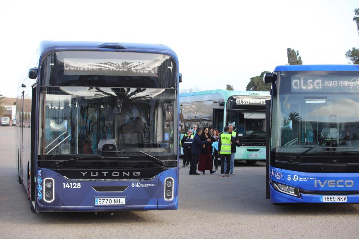 Todas las imágenes de la presentación de los nuevos autobuses de Ibiza