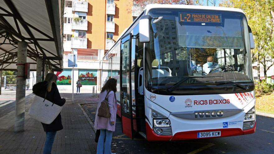 El pleno aborda el transporte en Montecelo, la AP-9 y la renuncia de Lores a su sueldo