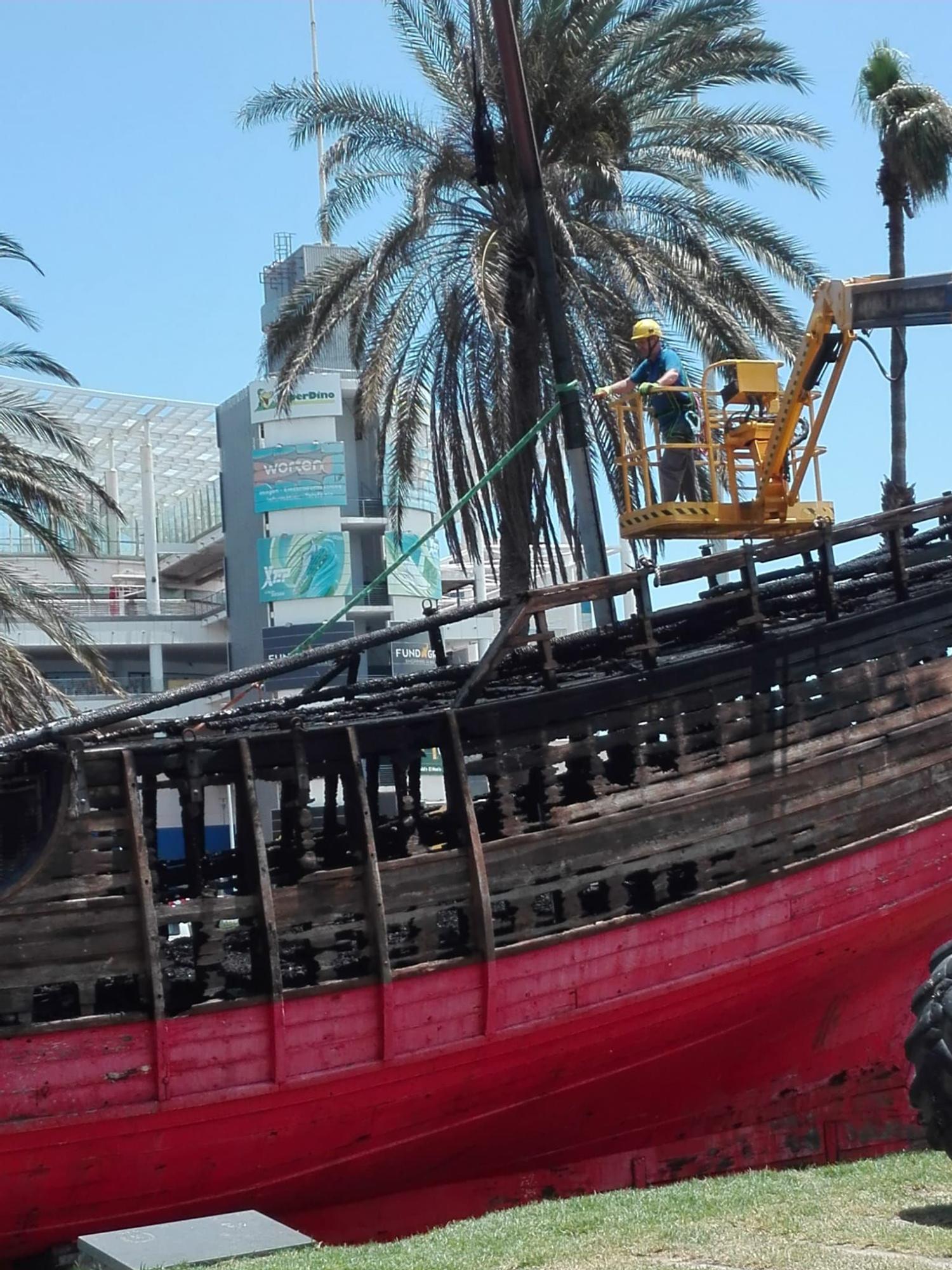 Arde la réplica de 'La Niña' en el Parque de Santa Catalina