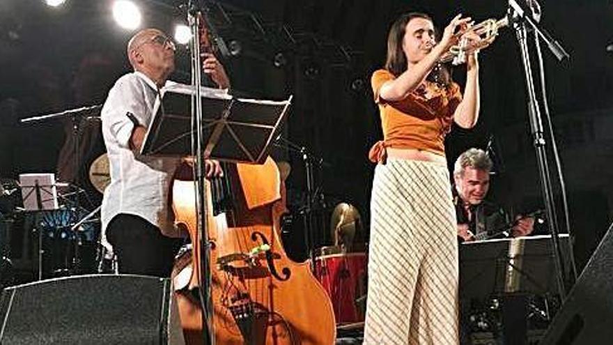 La compositora, intèrpret i trompetista Andrea Motis en un dels solos que van omplir de virtuosisme una plaça de Sant Pere plena