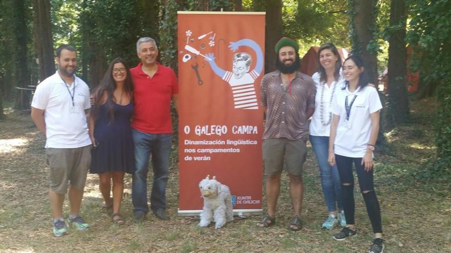 Valentín García (3º pola esquerda), con monitores do campamento boirense de Espiñeira.