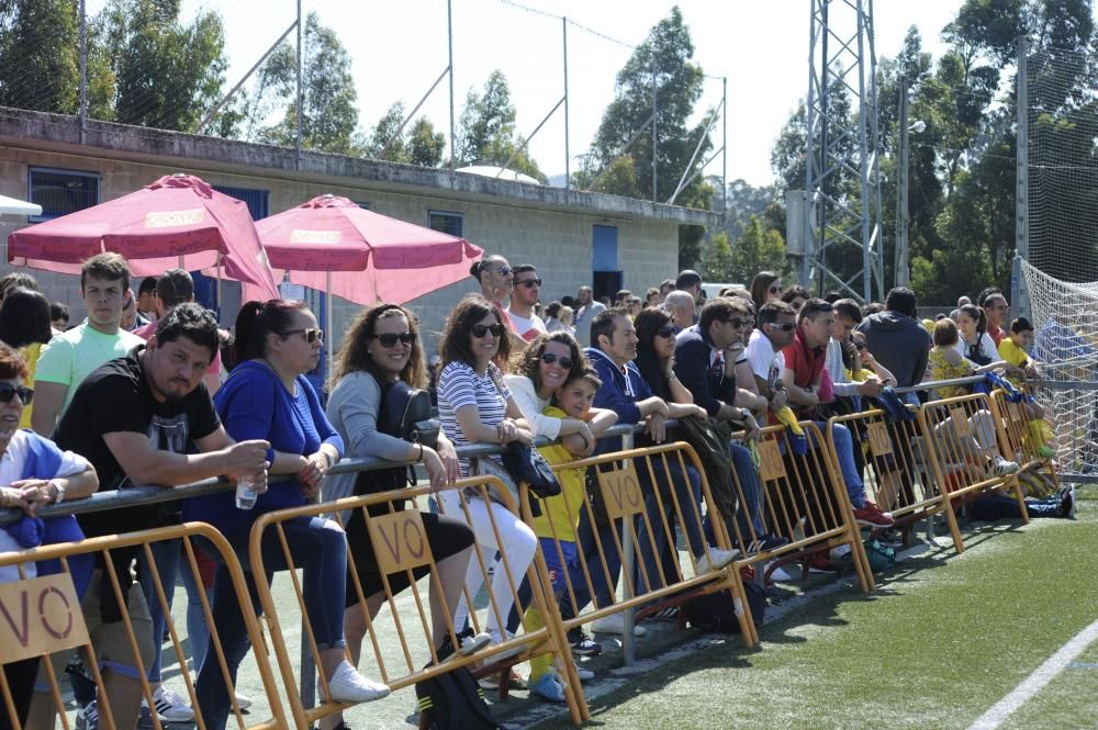 Una veintena de trabajadores y usuarios de la asociación Amencer, de personas con parálisis cerebral, participaron ayer en la Festa da Bicicleta de Ribadumia.