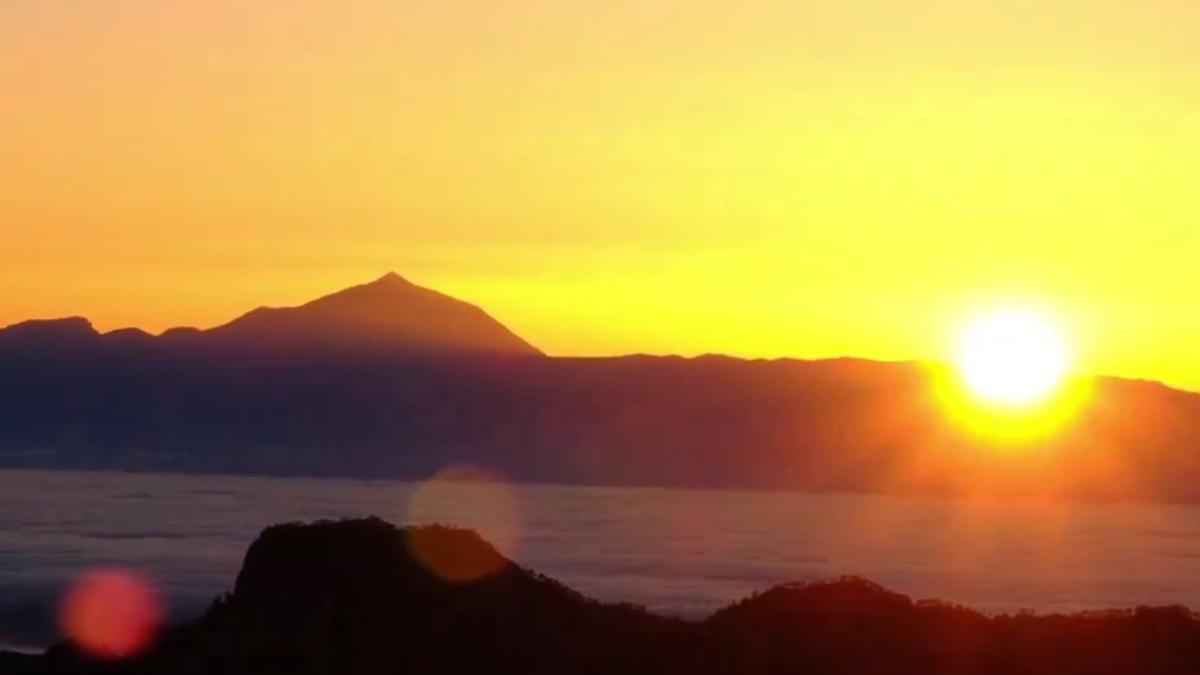 Espectacular puesta de sol con la Caldera de Tejeda y el Teide